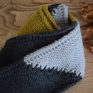 Diagonal knitted scarf kit